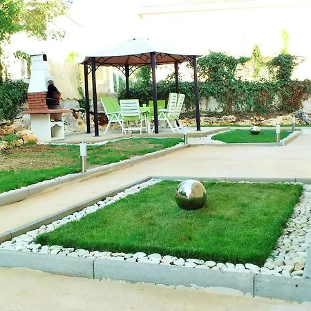 Apartment In Mit Grill Funtana